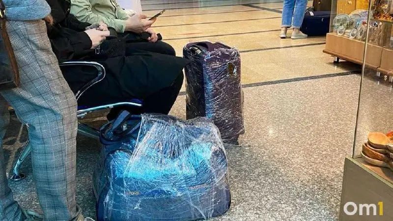 Утром 19 июня в аэропорту Омска отменили рейс в Шереметьево, ещё ряд рейсов перенесли по времени — задержаны вылеты в Москву, Сочи, Казань и Санкт-Петербург.