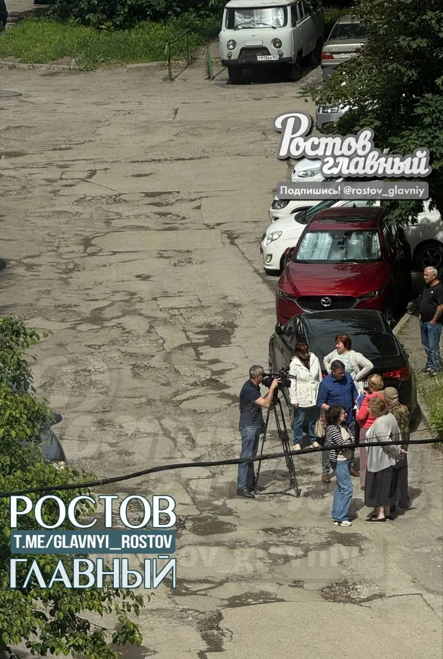 Ростовчане жалуются на разбитую дорогу у дома на Королёва, 1/6 и надеются, что внимание общественности ускорит ремонтные работы.