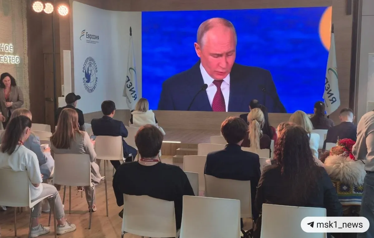 Президент заявил, что экономический рост смещается в пользу стран Глобального Юга и БРИКС; вклад G7 сокращается, меняются правила торговли, а действия в отношении резервов повлияли на доллар и евро.