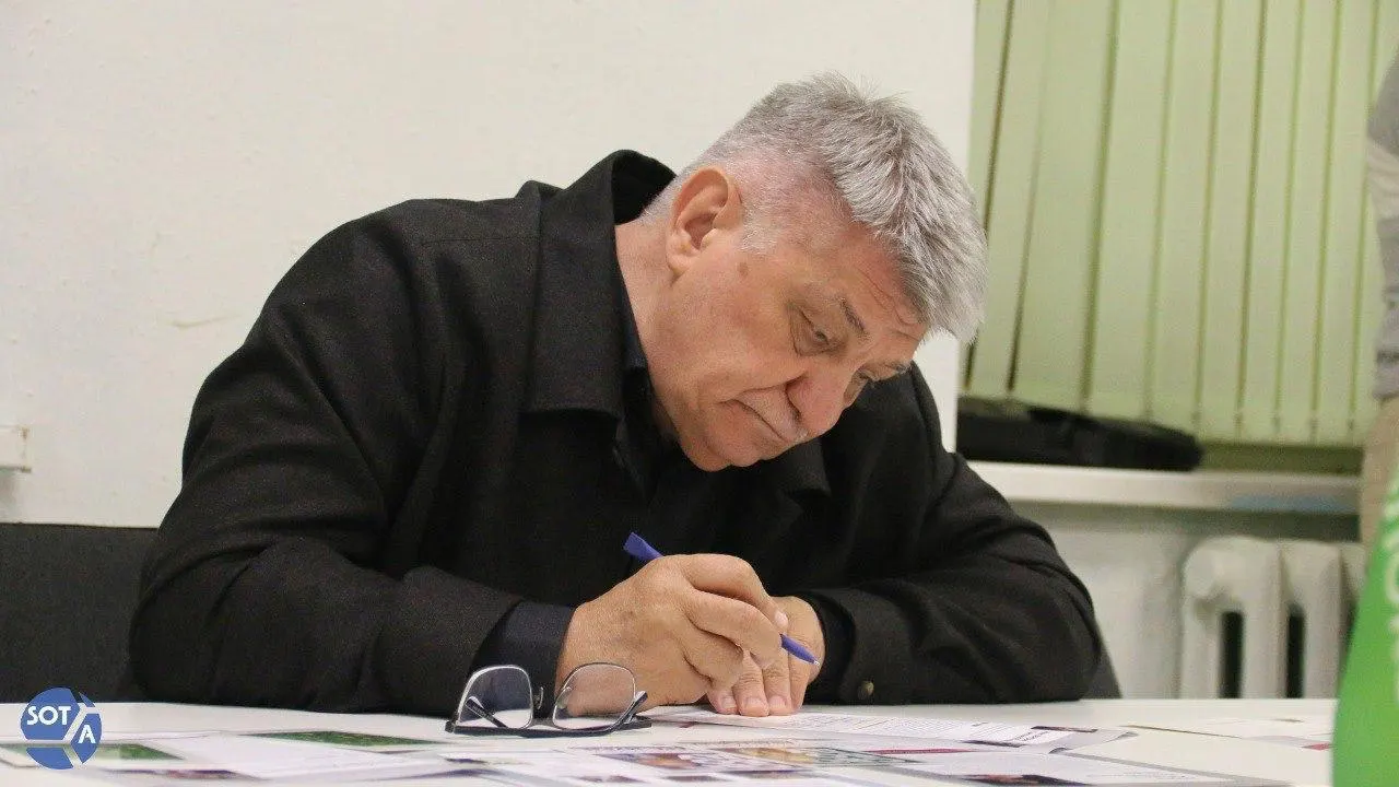 Президент направил Александру Сокурову поздравительную телеграмму, отметив его вклад в кинематограф и роль наставника молодёжи. В то же время режиссёр в последние годы сталкивается с фактическими ограничениями в РФ — его фильмы не получают прокатных удостоверений, а в январе 2026 года он был выведен из Совета по развитию кинематографии.