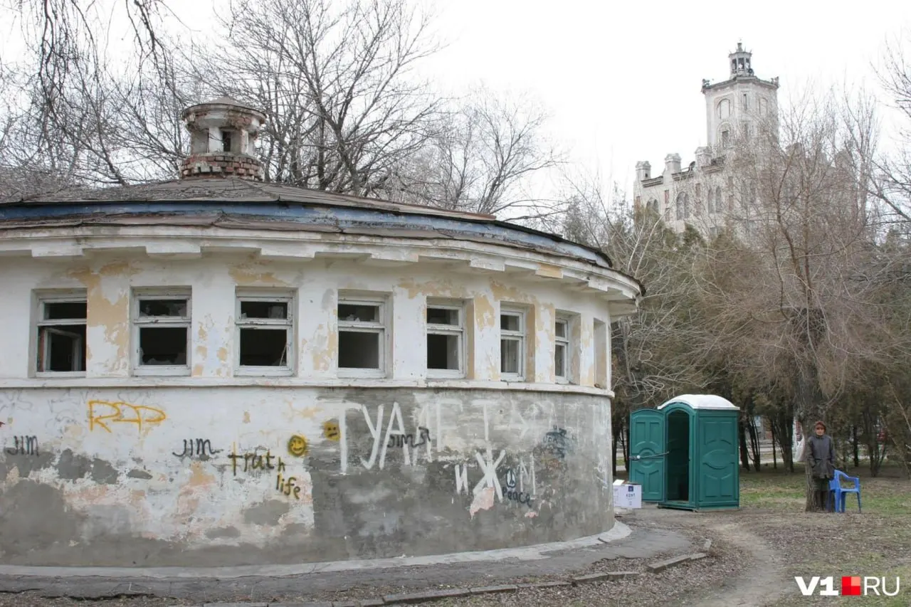 Продаётся круглое помещение около 80 м² с правом аренды участка 1 000 м² до 2054 года; продавец утверждает, что здание используется и рядом есть парковка.