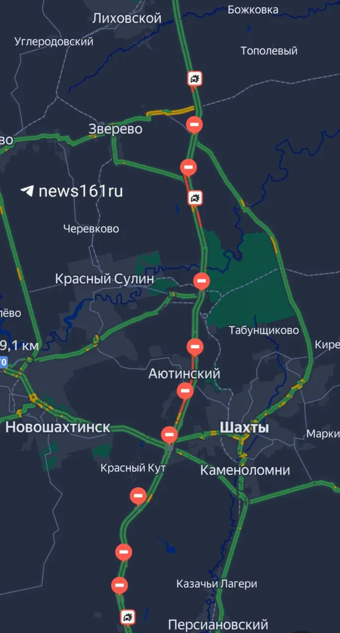 На 999-м км в южном направлении на М‑4 ведут заливку деформационных швов прямо на проезжей части — затор около 10 км. Рекомендуем объезд через трассу 60К-30 (Шахты — Раздорская) с выездом на 1001-м км М‑4.