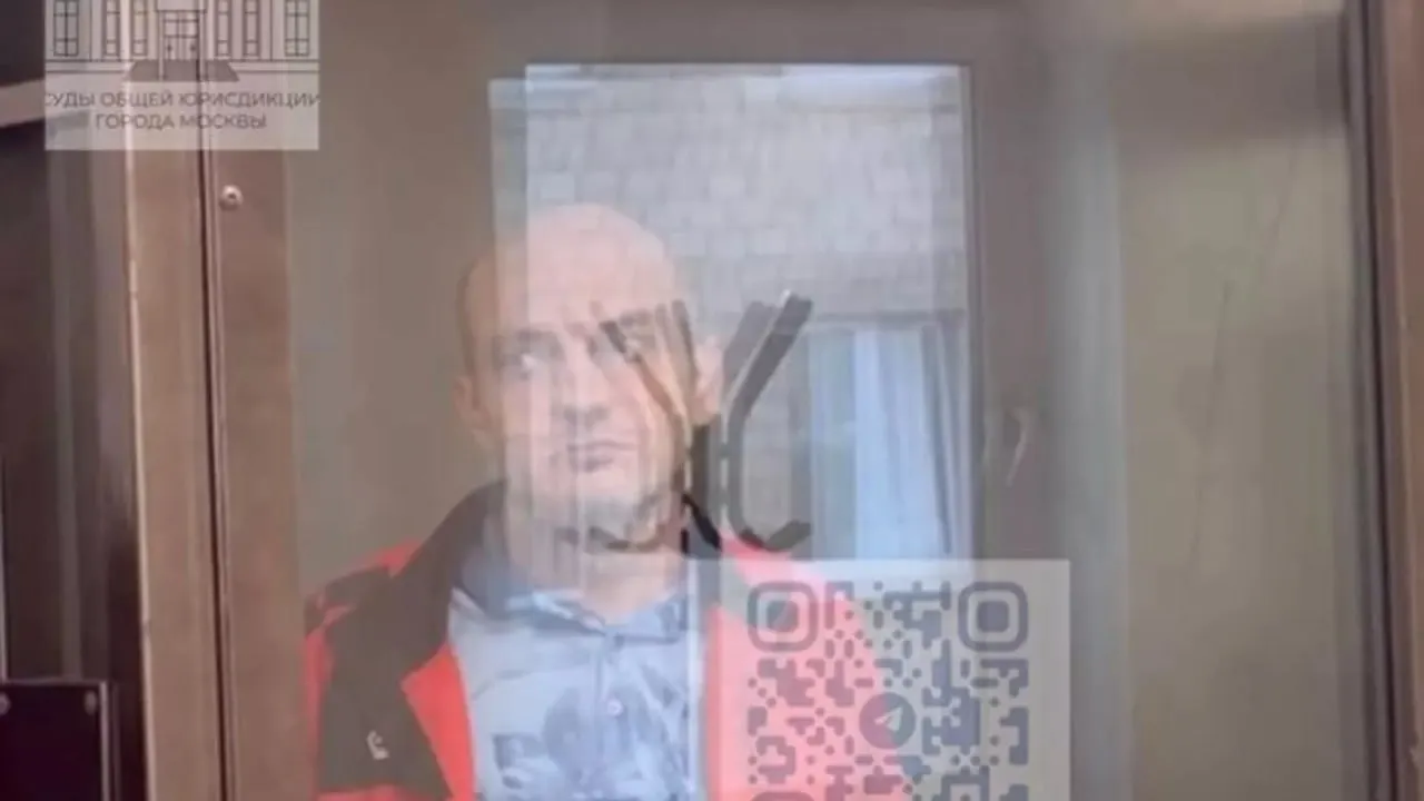 Савёловский районный суд Москвы признал экс-майора полиции виновным в получении взяток за передачу служебной информации журналистам; ему назначены пятилетний срок, крупный штраф, лишение звания и запрет работать в органах внутренних дел.
