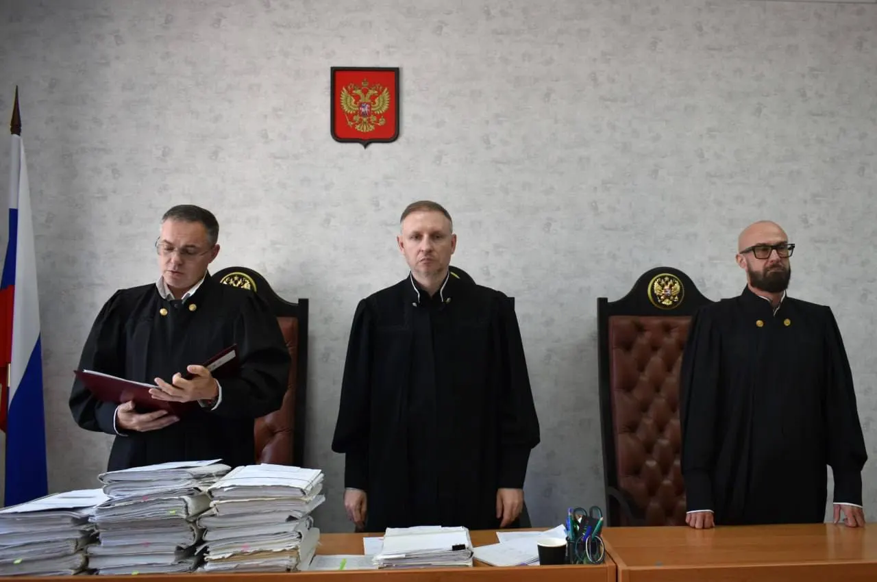 Апелляция отклонена: вместо заявленного 56‑квартирного дома на Виноградной был возведён дом на 160 квартир, что увеличило нагрузку на инфраструктуру курорта — суд взыскал с застройщиков 151 млн рублей.