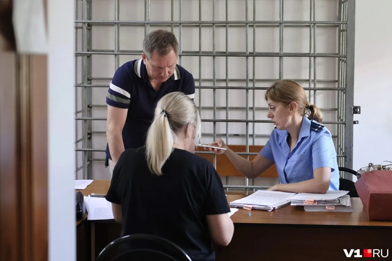 Первое судебное слушание по делу инспектора, сопровождавшего губернатора, перенесли: защита и прокуратура расходятся в данных о спорных доходах (от 11 до 19 млн рублей). Суд также рассмотрит ходатайства родственников о снятии ареста с имущества.