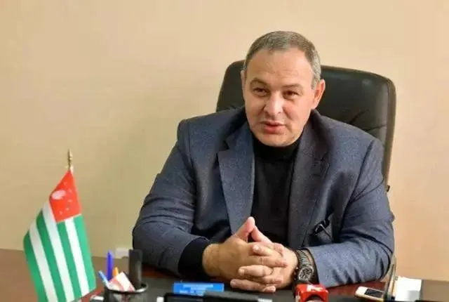 Сочинский суд заочно признал депутата Абхазии виновным в нападении на граждан России в центре Сухума и назначил наказание в виде 10,6 лет колонии строгого режима; при этом у обвиняемого заявлен депутатский иммунитет.