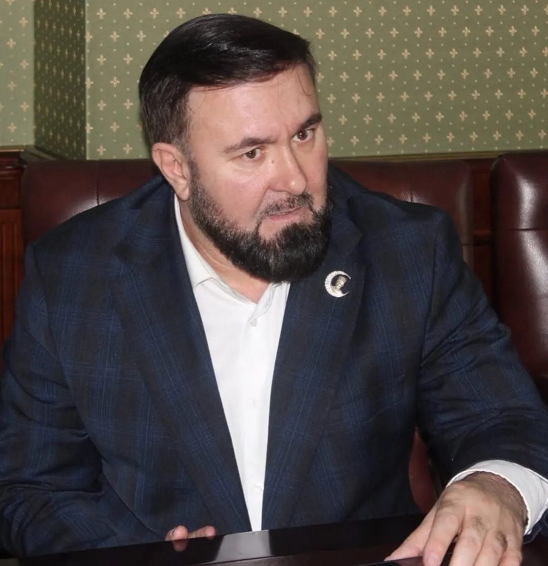 В распоряжении президента от 26 июня указано, что омбудсмен Чечни Мансур Солтаев получил грамоту «за заслуги в укреплении законности и защите прав и интересов граждан». Ранее он занимал ряд административных должностей и фигурировал в спорных эпизодах, связанных с правозащитниками и исчезновением женщины.