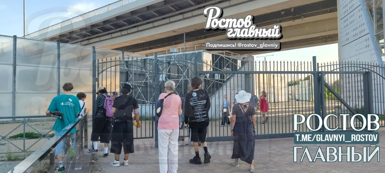 Жители сообщают, что в парке закрыты переходы к лифтам и к Дону: оставили узкий участок у 'лягушатника', люди пролезают под ограждениями и скапливаются в толпе, спасателей рядом не видно.