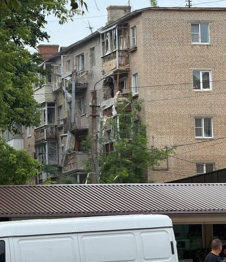 В Тульской области беспилотник попал в жилой дом в Щёкино, жильцы эвакуированы, пострадавших нет. По данным ведомств, за ночь силы ПВО сбили и перехватили сотни украинских дронов; в ряде аэропортов введены ограничения на полёты.