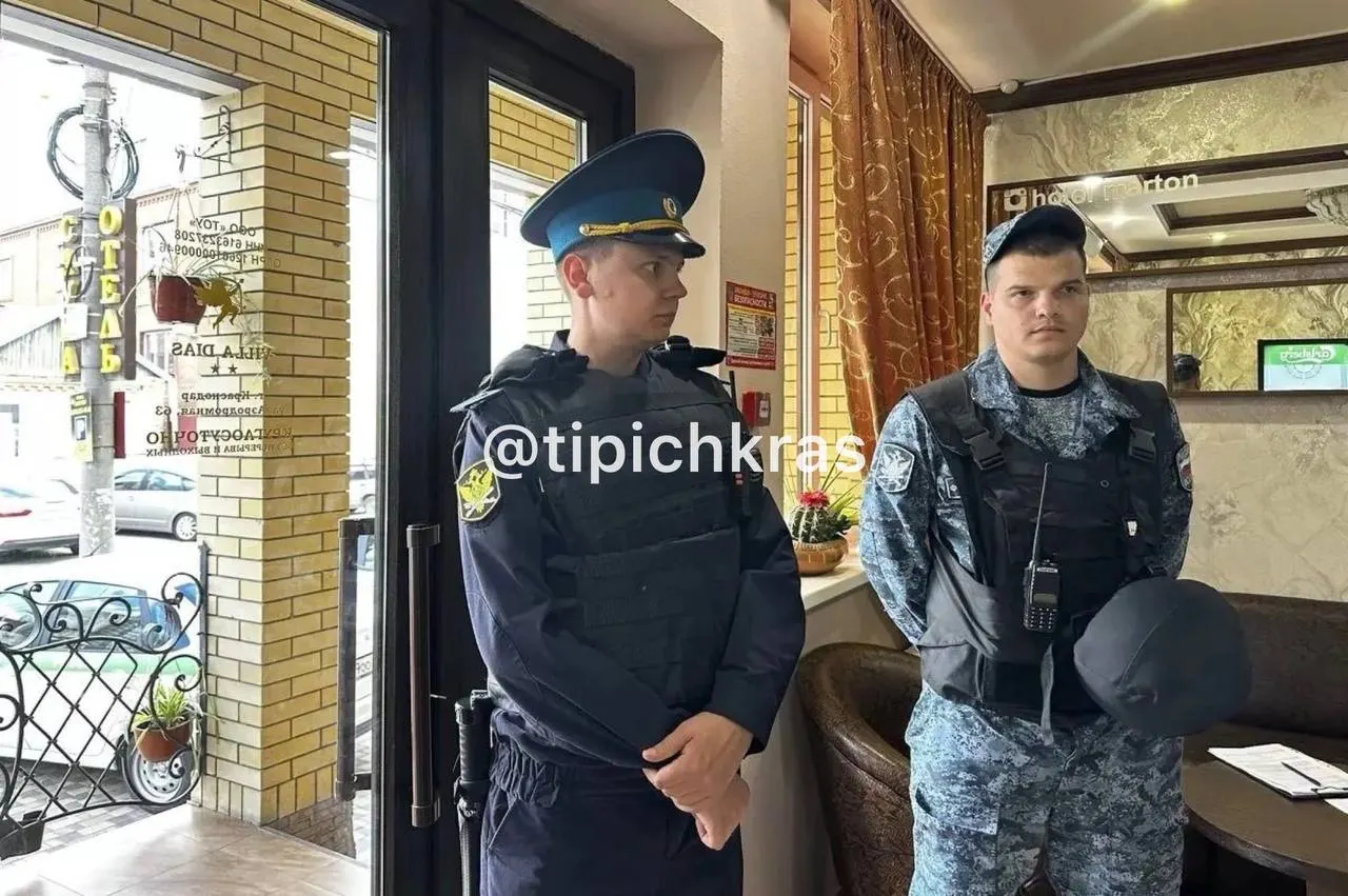По решению Арбитражного суда приставы прекратили эксплуатацию гостиниц сети «Мартон» и закрыли также нежилые и торговые помещения. Владельца сети задержали по обвинениям в мошенничестве и неуплате налогов.