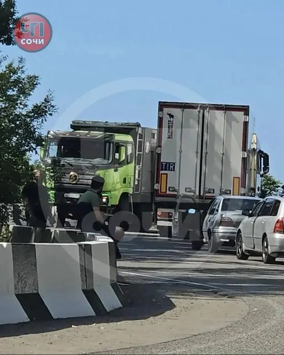Авария в районе Дагомыса: два грузовика столкнулись и полностью заблокировали движение по трассе в обе стороны.