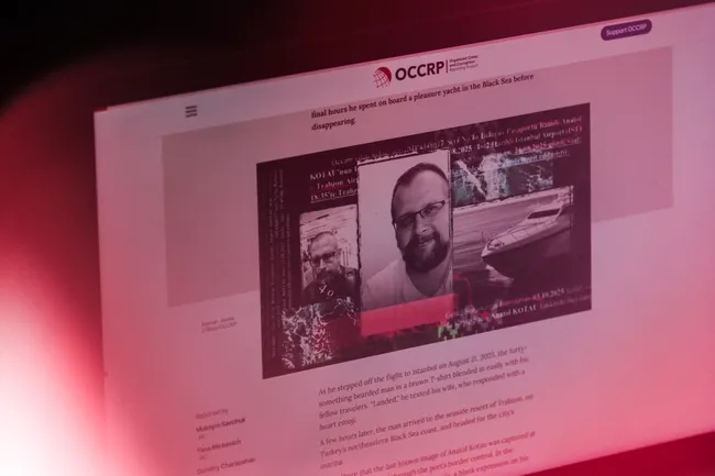 Бывший белорусский чиновник и спортивный функционер Анатолий Котов пропал после поездки в Турцию и отплытия на яхте. Расследователи связывают его исчезновение с действиями российских пограничников; официальных уголовных дел и публичного расследования нет.