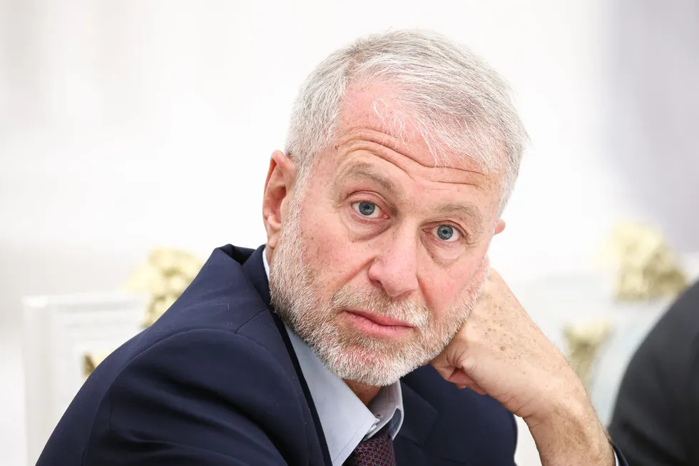 По сведениям нескольких источников, в мае российский предприниматель Роман Абрамович посетил Киев, где встретился с Владимиром Зеленским и передал предложение о личной встрече российскому лидеру. Официальных комментариев от Кремля и окружения бизнесмена пока нет.