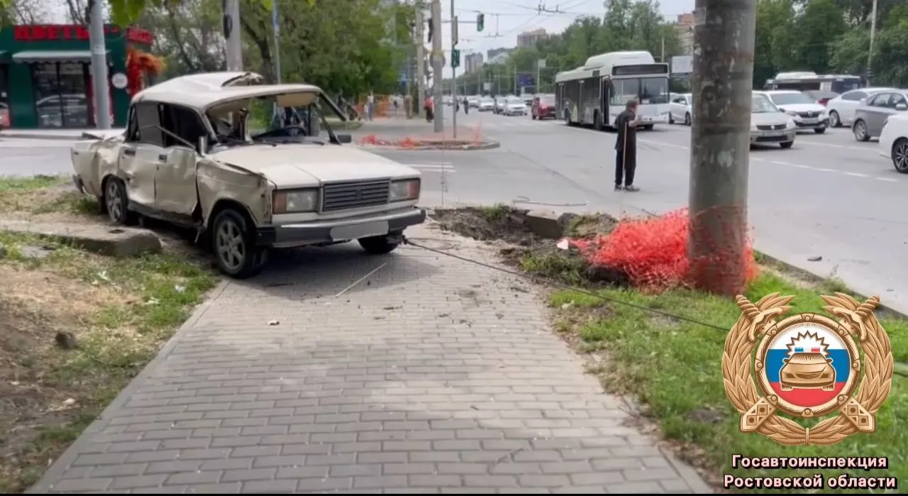 Около 10:40 у дома №49 автобус проехал на запрещающий сигнал и врезался в легковой автомобиль. Водитель и пассажир ВАЗа доставлены в больницу.