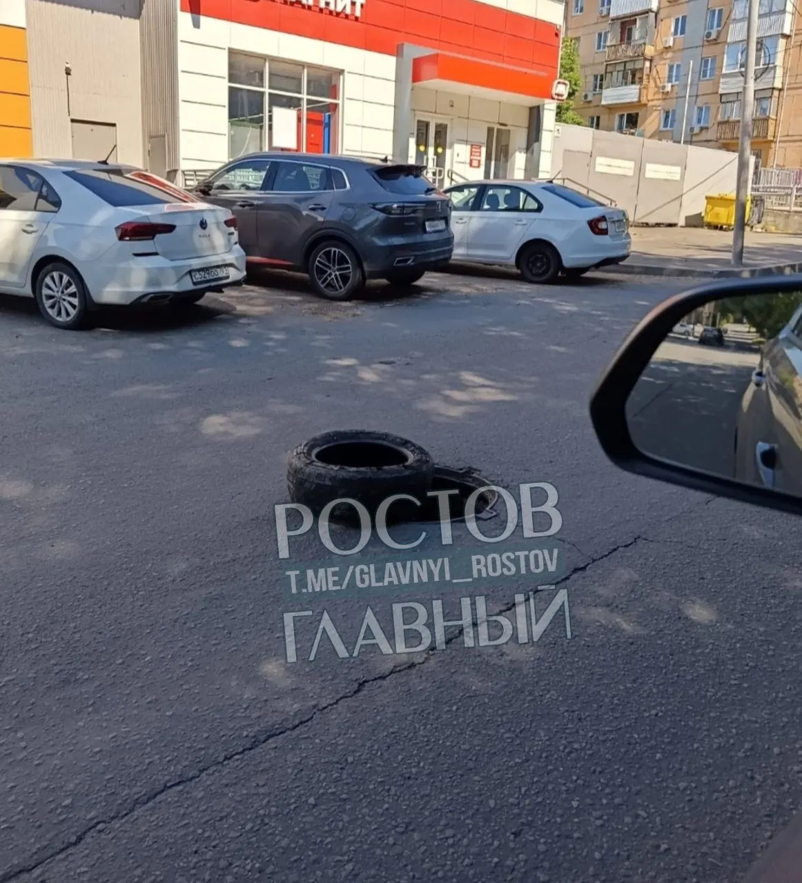 Жители Ростова-на-Дону сообщают, что на улице Автомобильный, 29 посреди дороги открыт люк и рядом образовалась крупная яма после ремонтных работ; обращения в службы пока не дали результата.
