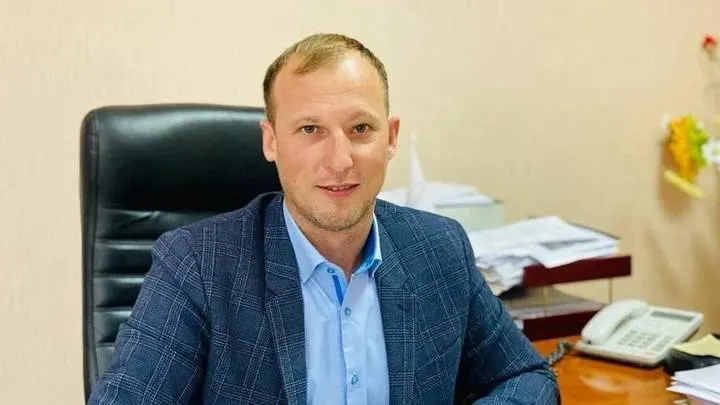 По версии следствия, руководитель фермерского хозяйства получил в собственность 4,4 га в Динском районе по заниженной цене; ущерб муниципалитету оценивают в десятки миллионов рублей.