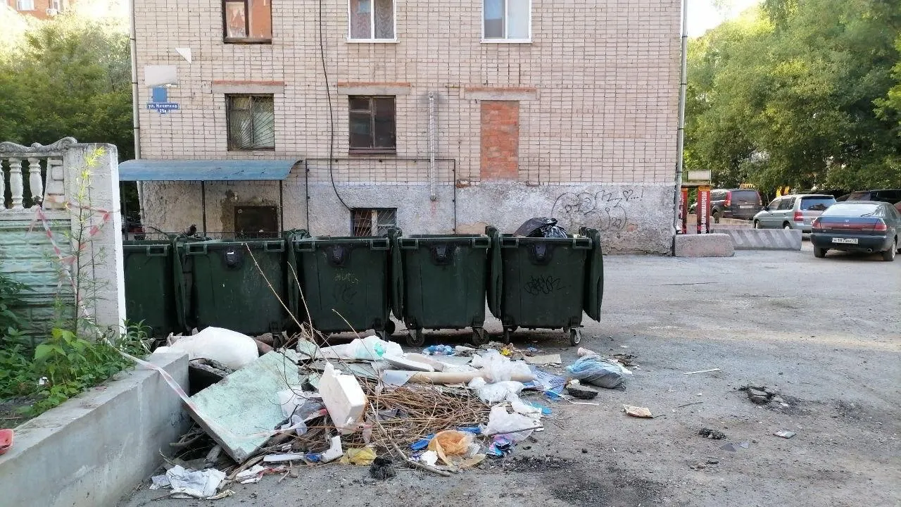 За неделю россияне направили более 10,1 тысячи жалоб на проблемы с вывозом отходов; свыше трети претензий пришлись на семь регионов. Минприроды и регоператоры проводят аудит и готовят законопроект, который должен переложить ответственность за контейнерные площадки на операторов.