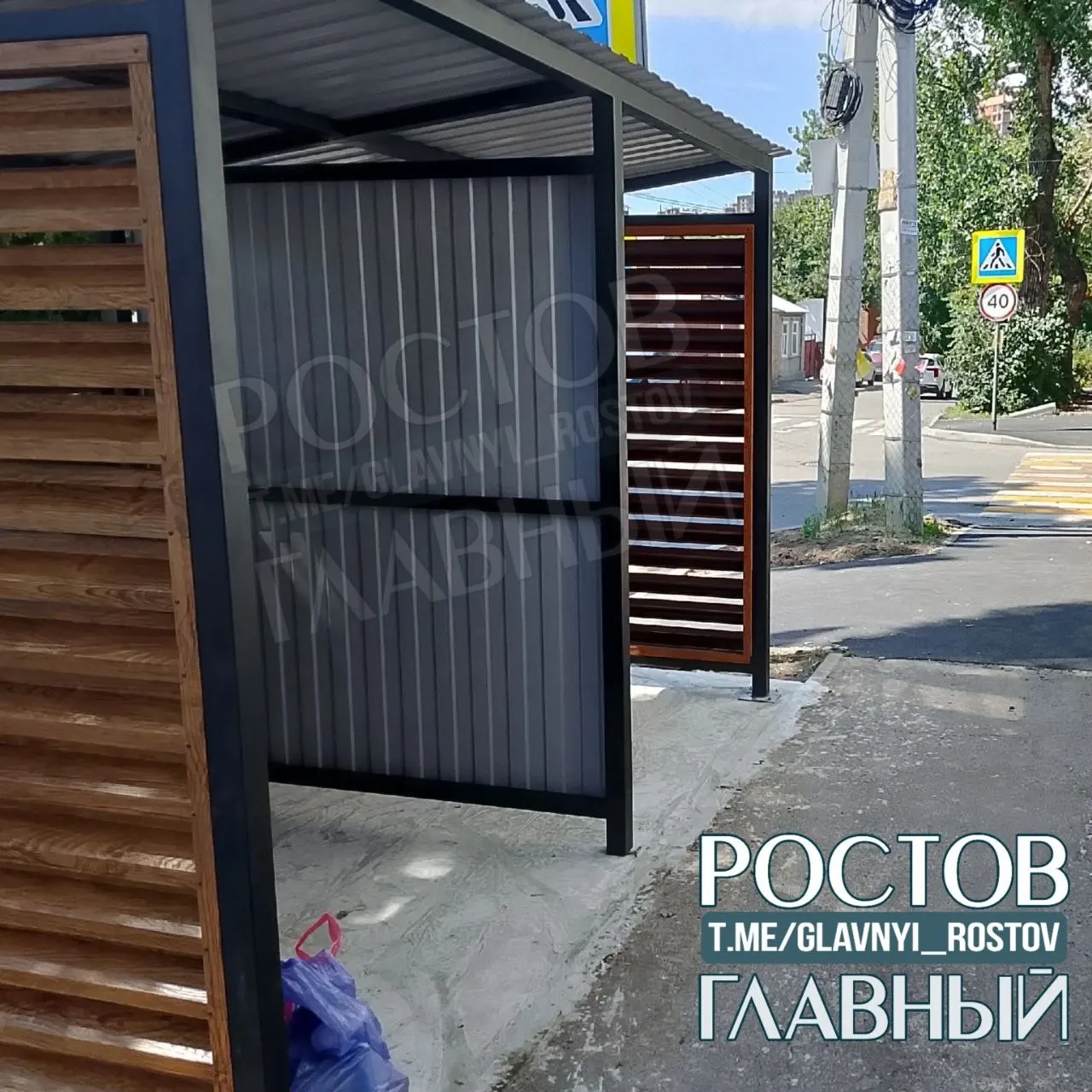 В центре города на пересечении Братского и Черепахина поставили контейнер рядом с жилым домом — жители называют это антисанитарией и просят администрацию Ленинского района вмешаться.