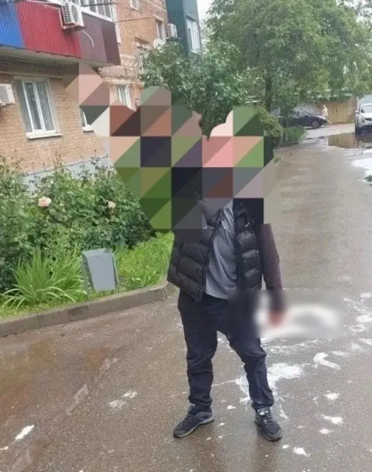 В Тихорецке суд признал 52‑летнего мужчину виновным в демонстрации экстремистской символики и назначил ему 10 суток административного ареста; он признал вину и раскаялся.