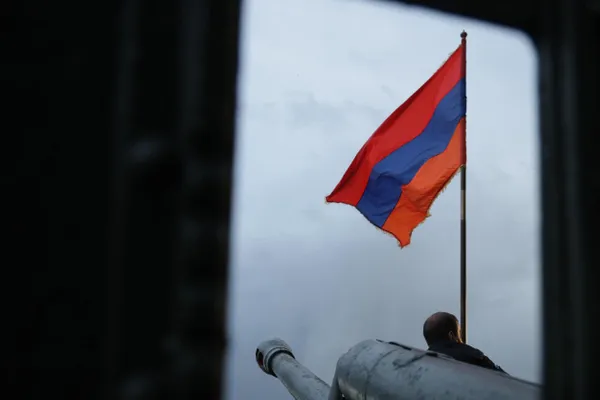 С 3 июня Россельхознадзор запретил ввоз картофеля, баклажанов, семечковых (яблоки, груши, айва) и сухофруктов из Армении; транзит этой продукции через Россию также приостановлен до выработки мер безопасности.