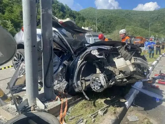 На дороге между Адлером и Красной Поляной в серьёзной аварии погибли два человека, один из автомобилей оказался полностью разрушен; обстоятельства происшествия выясняются.