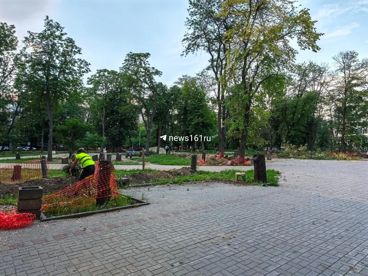 Ограждения с территории парка сняли, и жители обнаружили множество спиленных деревьев. Причины вырубки пока не сообщают, люди обеспокоены состоянием зелёных зон.