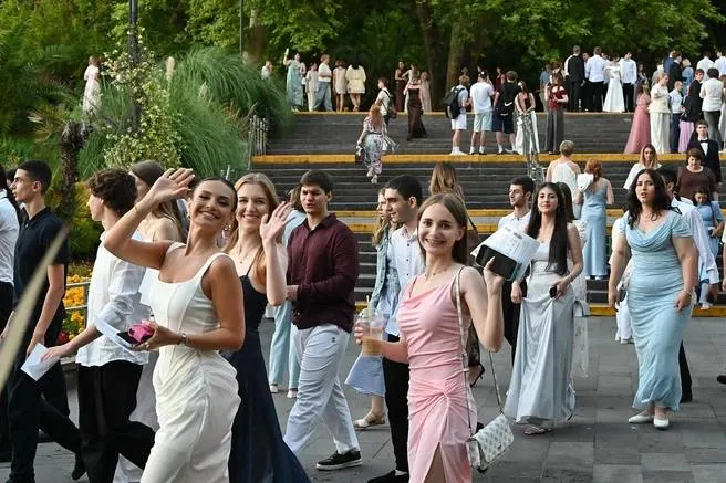 В городском празднике выпускников приняли участие около 2,5 тысячи вчерашних школьников; торжество состоялось в сочинском ДК «Фестивальный».