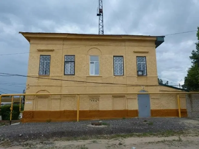 В Волгоградской области на торги выставлено историческое здание бывшего отдела полиции. Начальная цена — 6,122 млн рублей; приём заявок идёт до 20 июля, торги пройдут 24 июля.