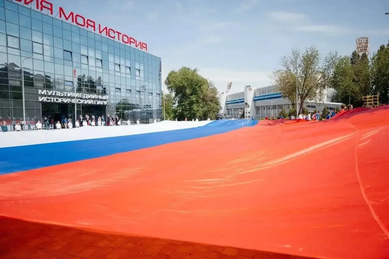 В историческом парке «Россия — моя история» показали выставку о государственных символах, кульминацией стало развёртывание большого государственного флага России.