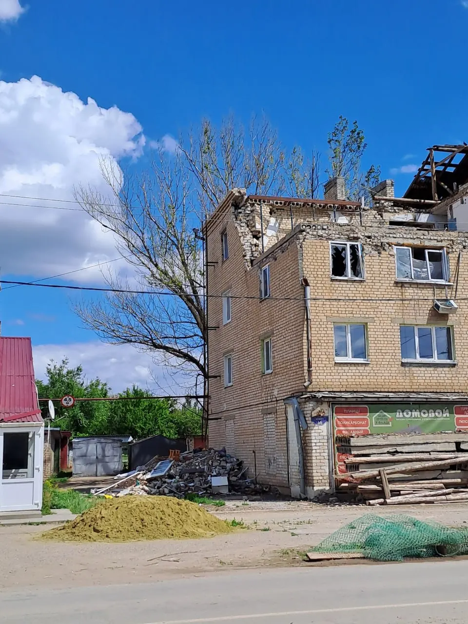 Дом в Петров Вале, сначала пострадавший от удара БПЛА, а затем — от взрыва газа в подъезде, остаётся непригодным для проживания: коммуникации отключены, ремонт откладывают из‑за нехватки средств.