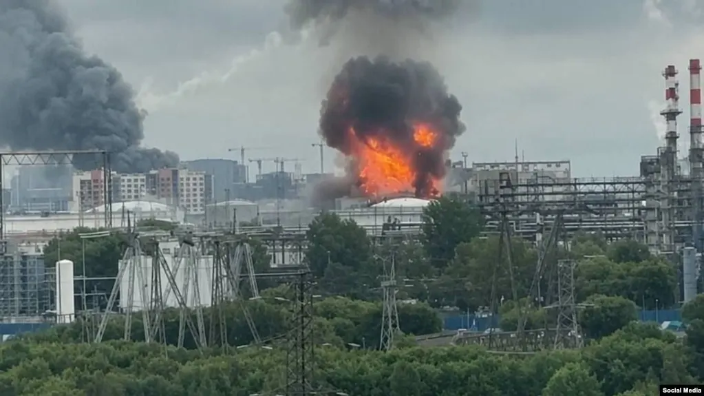 В ночь на 18 июня по Москве и Московской области была нанесена атака беспилотников: повреждён нефтеперерабатывающий завод в Капотне, загорелся рынок «Садовод». Власти сообщают о сотнях сбитых дронов и локальных разрушениях.