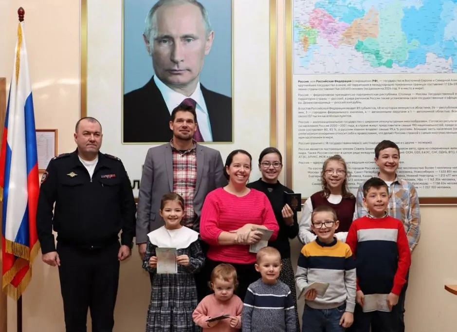 В 2025 году 1112 иностранцев оформили специальные визы для переезда в Россию как лица, разделяющие традиционные духовно‑нравственные ценности. Программа упрощает получение РВП — без квот и экзаменов.