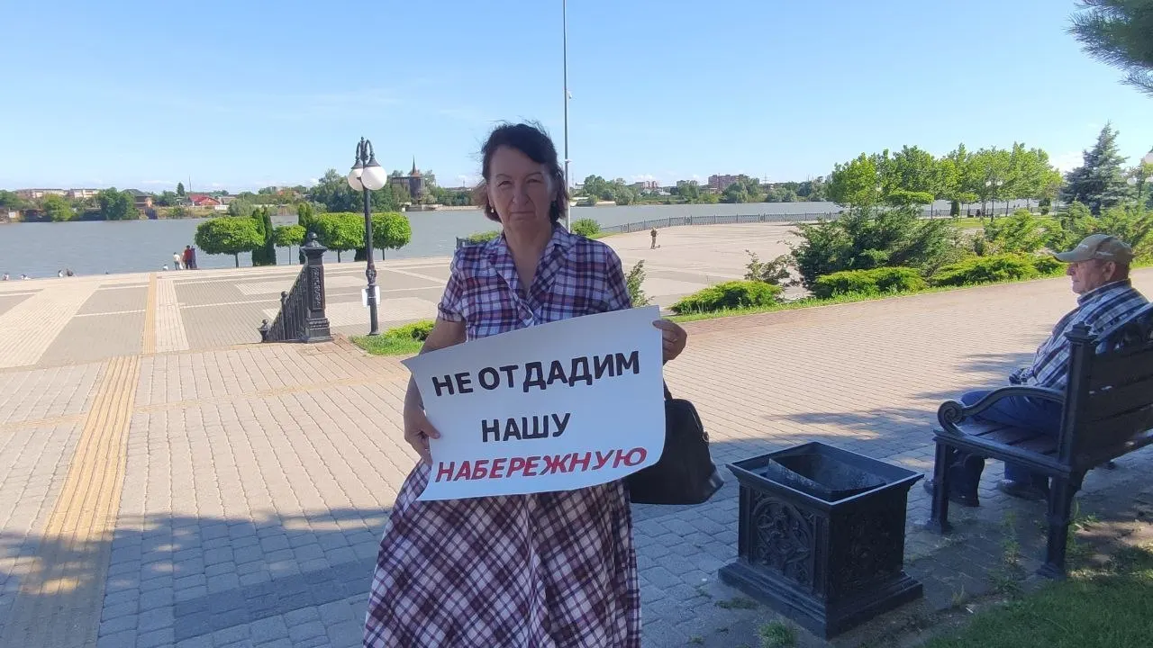 Жительница Юбилейного микрорайона вышла на одиночный пикет против строительства храмового комплекса на благоустроенной набережной — жители опасаются утраты зелёных зон и отмечают нехватку парков и детских площадок.