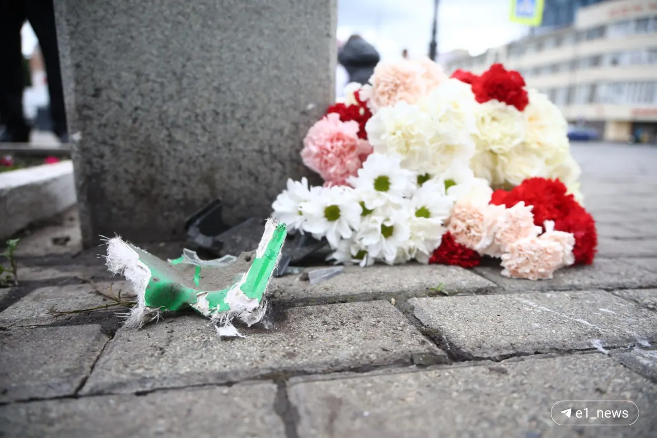 Екатерина Соколова погибла под колесами автобуса у храма. Соседи рассказали, что она помогала жильцам, возглавляла родительский комитет и отправила старшего сына к родственникам в Ростовскую область.