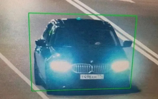 В центре курорта водитель BMW врезался в дорожный знак, собрал на месте осколки бампера и уехал — полиция просит очевидцев откликнуться.