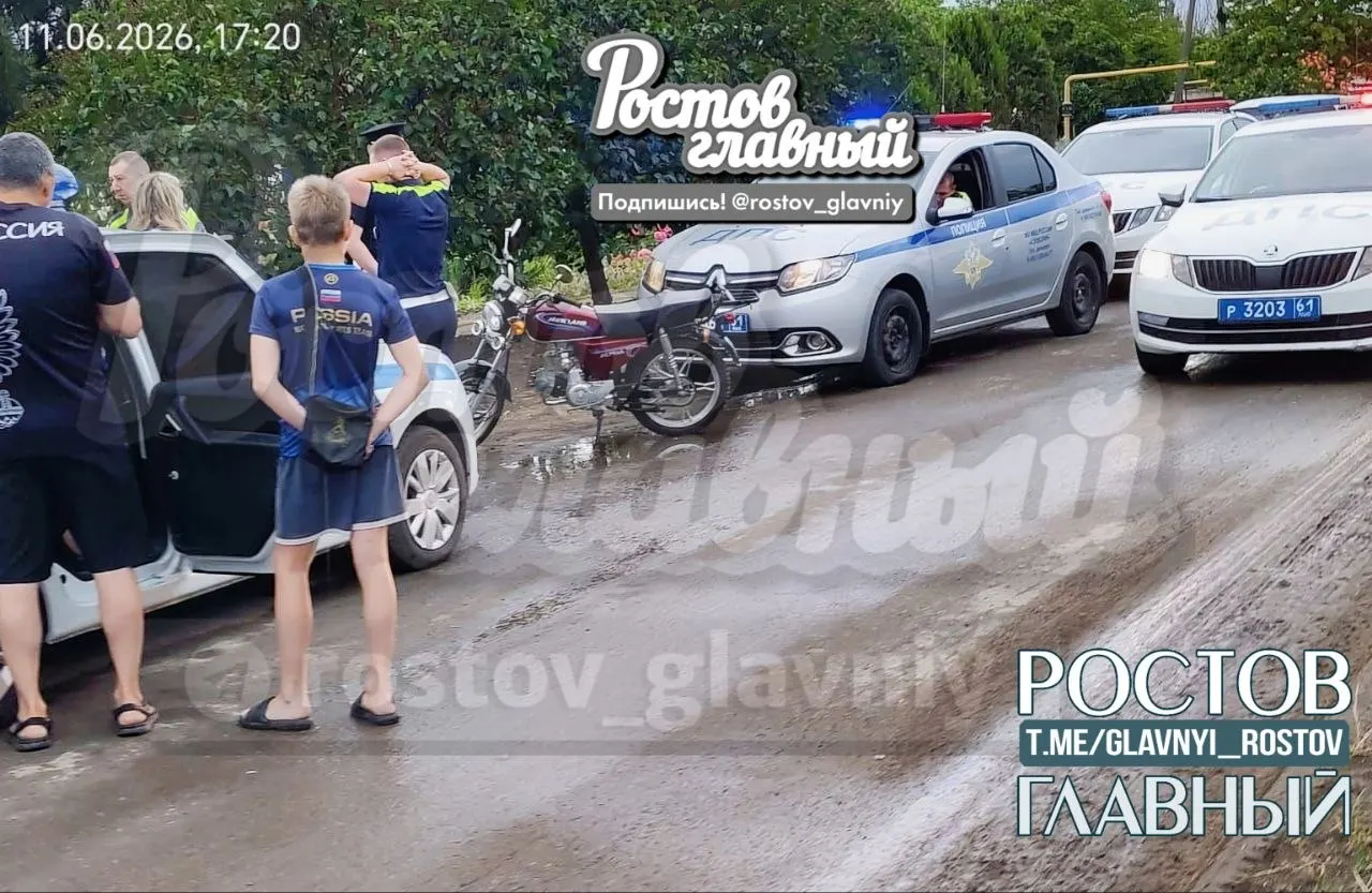 В посёлке Красный Сад за Батайском водитель мопеда пытался уйти от полиции. Его задержали после того, как к преследованию привлекли четыре полицейские машины.