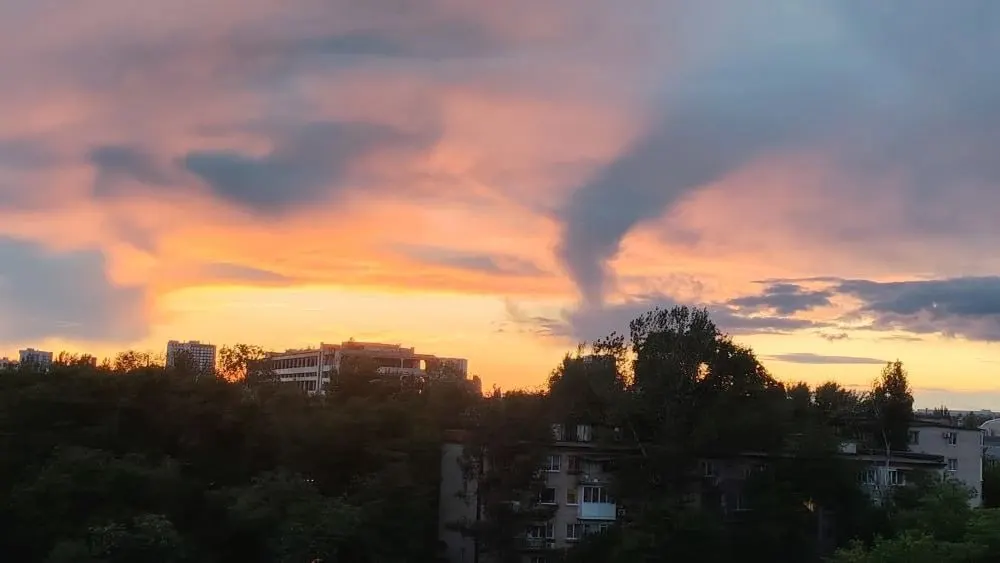 После первого летнего дождя небо над Волгоградом окрасилось в золотые тона: над деревьями поднялся воронкообразный столб туч. Синоптики обещают грозы и завтра.