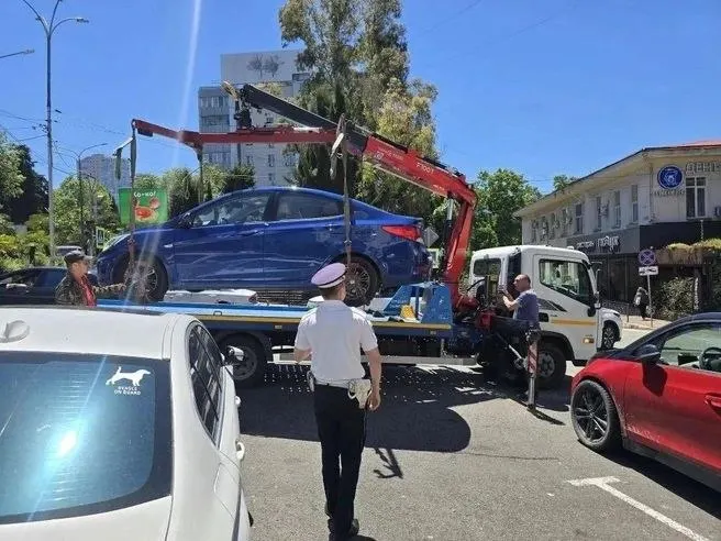 В Центральном районе Сочи в ходе рейда убрали 12 автомобилей, занявших места для зарядки электромобилей на нескольких улицах.