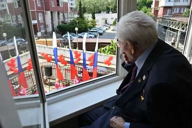 Губернатор края и мэр города лично поздравили 104‑летнего ветерана, полковника в отставке Павла Сюткина. У его дома выступили творческие коллективы с песнями военных лет.