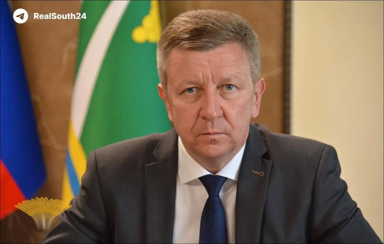 Прокуратура потребовала изменить формулировку увольнения экс‑главы Крымского района на «утрата доверия» и «совершение коррупционного преступления» и внести его в реестр коррупционеров. Ранее чиновник был задержан при попытке бегства; при обыске нашли сумку с деньгами и 12 кг золота в слитках.