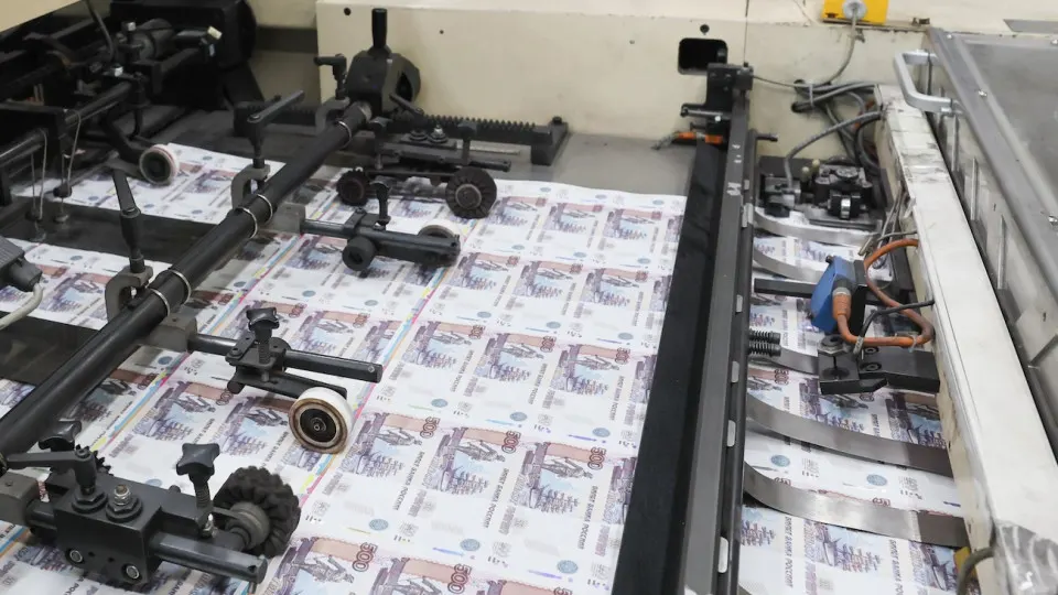 ЦБ ввёл в банковскую систему почти 4,75 трлн ₽ через репо под ОФЗ; это превращает операции в инструмент монетарного финансирования дефицита и усиливает инфляционные риски.