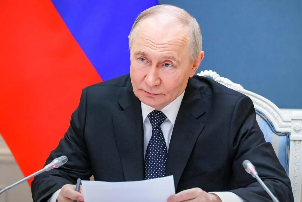 Указ, который дополнил постановление от марта 2022 года, разрешает россиянам и организациям не исполнять обязательства по банковским вкладам перед резидентами стран, признанных «недружественными». Мера вступила в силу 1 июня 2026 года.