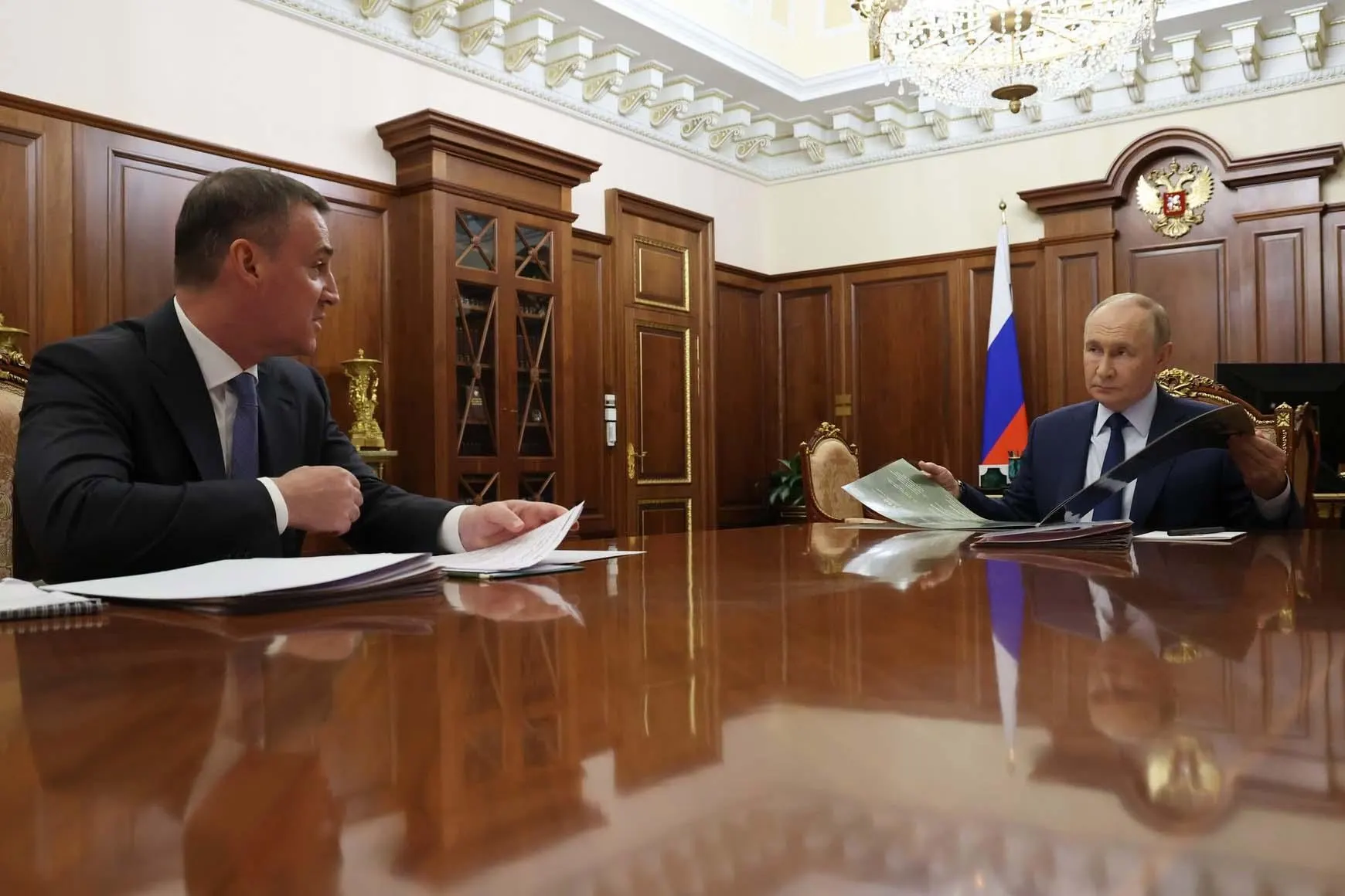 Вице-премьер Дмитрий Патрушев обратился к президенту с предложением вернуть на рассмотрение эксперимент по продаже российского вина через «Почту России» и маркетплейсы и разрешить рекламу на местах производства; крупные винодельни уже контролирует Россельхозбанк.