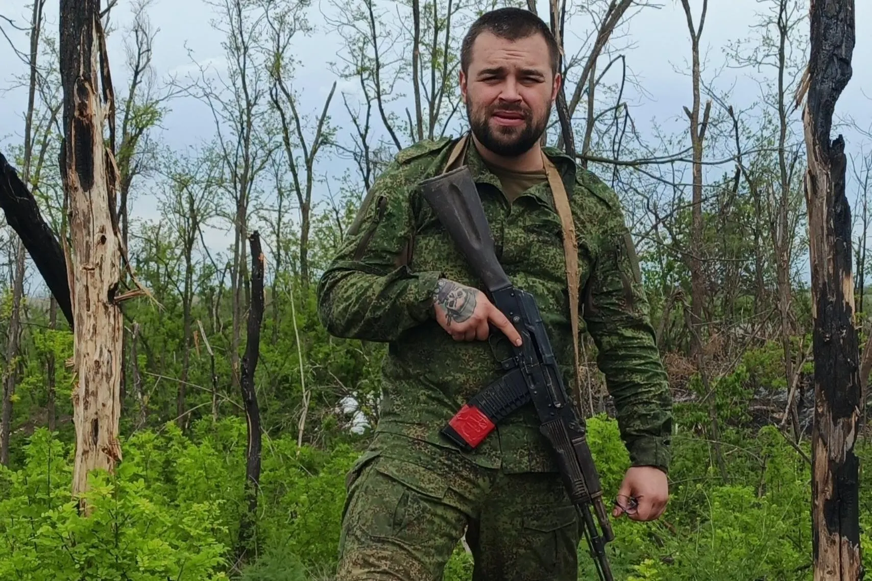 Команда блогера сообщает, что его забрали из медроты вопреки тяжёлым боевым травмам; соратники опасаются внесудебной расправы и отправки на опасное задание.