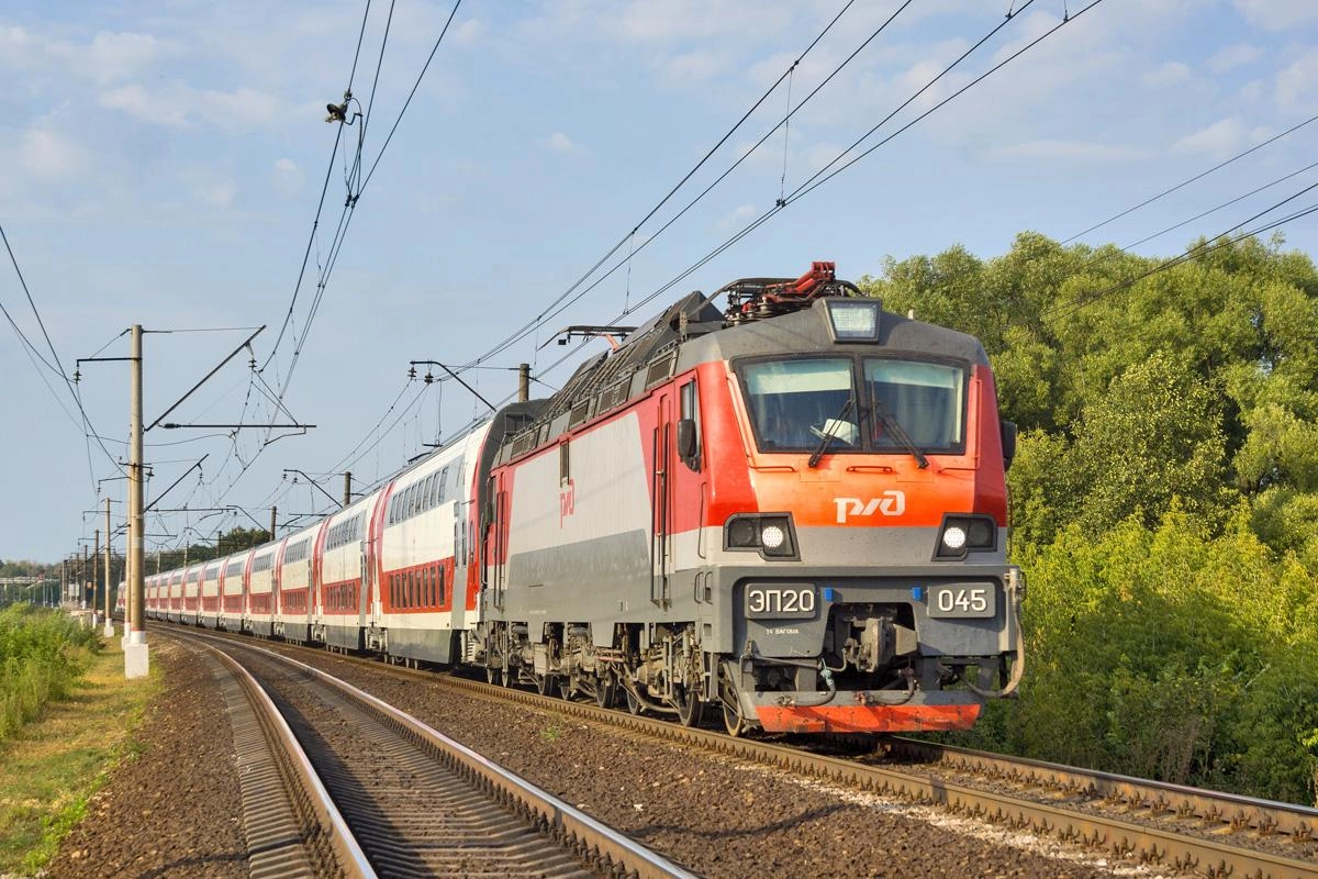 Перевозчик временно приостановил продажу билетов на часть дальних поездов, отправляющихся с юга страны с 8 сентября, из‑за ремонтных работ. Одновременно в сообщении с Крымом произошли отмены и перенастройка маршрутов на фоне ударов по транспортной инфраструктуре и проблем с логистикой.