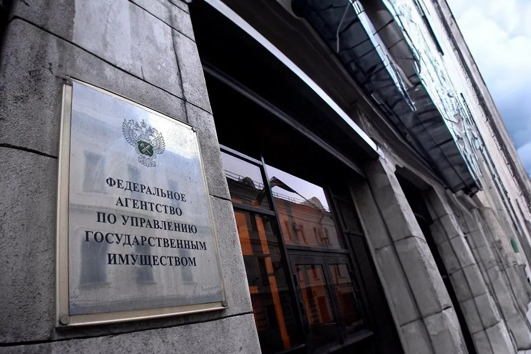 Новый закон отменяет ценовой порог и обязательную полугодовую паузу при повторных торгах, вводит реестр оценщиков и ужесточает требования к организаторам аукционов; также сохранён особый порядок для религиозной собственности.