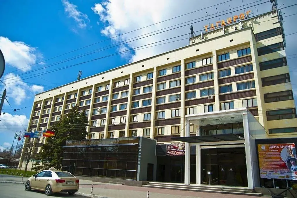В одном из отелей в Таганроге, переоборудованном в пункт временного размещения (ПВР), содержат украинцев и других людей без обвинений, проверяют телефоны и документы, а некоторых переводят под стражу — есть жалобы на побои, пытки и плохие условия.