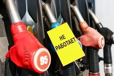Власти рассматривают допуск к производству, обороту и импорту топлива более низких экологических классов для насыщения рынка; эксперты предупреждают о возможных рисках для современных автомобилей.