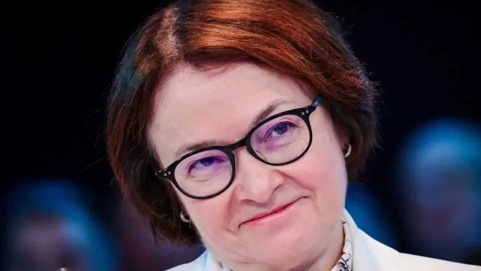 Отсутствие главы Центробанка на ключевых экономических встречах породило слухи и ускорило дискуссию о смягчении кредитно‑денежной политики. Предстоящая пресс‑конференция 19 июня станет проверкой: сохранится ли прежняя независимость регулятора или он изменит курс под новым бюджетным порядком и приоритетом военных расходов.