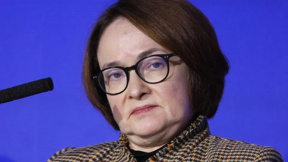 Резкий рост цен на бензин и обвалы производства нефтепродуктов делают менее вероятным ожидаемое смягчение денежно‑кредитной политики и усиливают инфляционные риски.